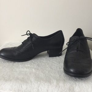 Born leather Wing tipped women’s shoes sz8